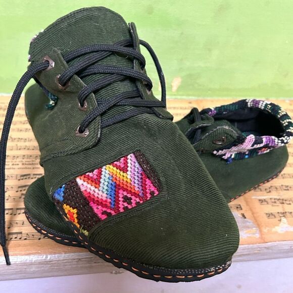 Embroidered Green Women's Shoes tagged as 8.5, but fit more like a 9 or 9.5 - Picture 5 of 16